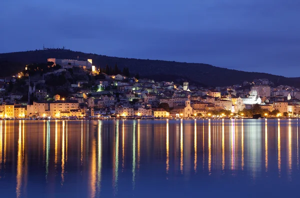 夕暮れ時に点灯しているクロアチアの町シベニク — ストック写真