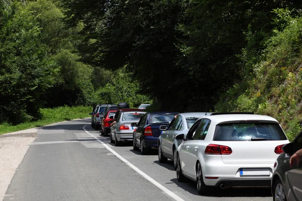 Auto's in een verkeer jam op een landweg — Stockfoto