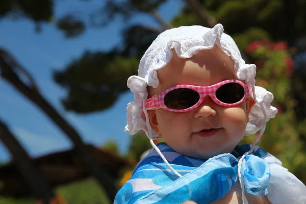 Mignon bébé fille portant des lunettes de soleil — Photo