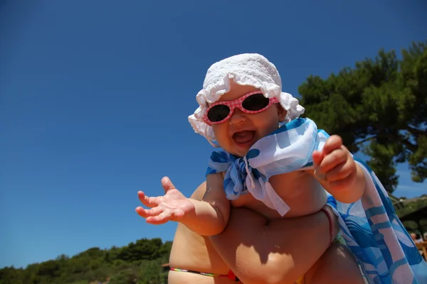Roztomilý hravá holčička s sluneční brýle — Stock fotografie