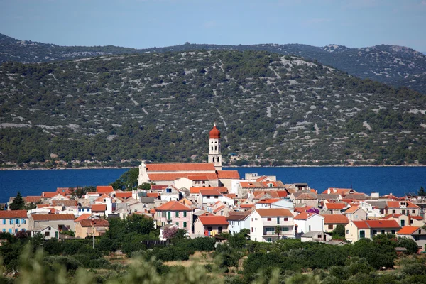 Vista da cidade croata Betina ao entardecer — Fotografia de Stock