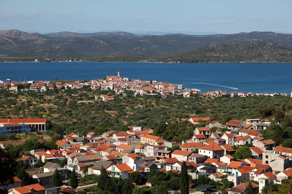 Murter città sulla costa adriatica in Croazia — Foto Stock
