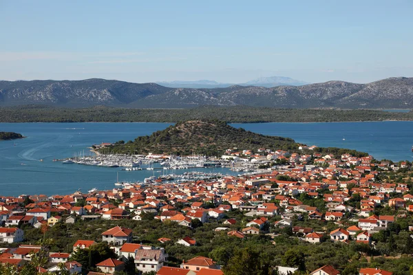 Az Adriai-tenger partján, Horvátországban a város murter — Stock Fotó