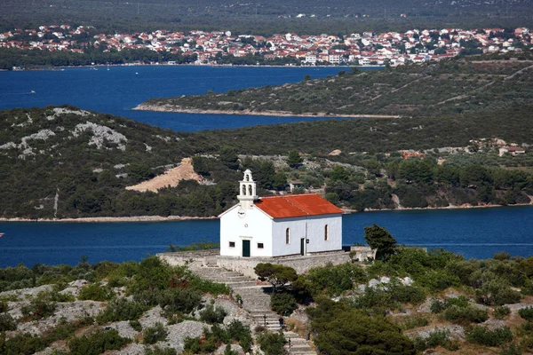 クロアチアの町 murter の丘の上に教会 — ストック写真