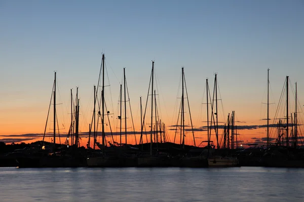 Marina no pôr do sol, cidade croata Murter — Fotografia de Stock