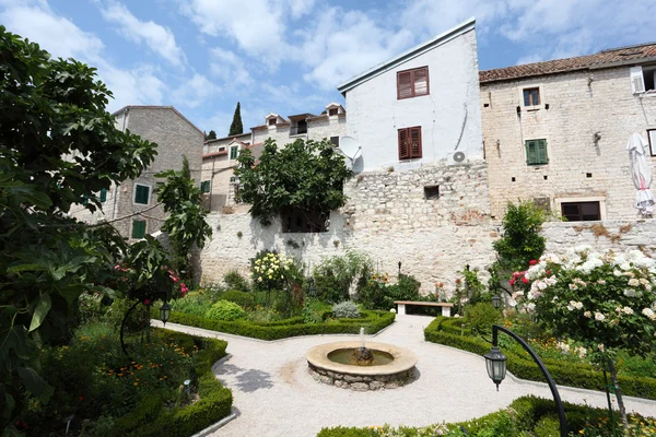 Средневековый сад монастыря Свети Ловро в Шибенике, Хорватия — стоковое фото