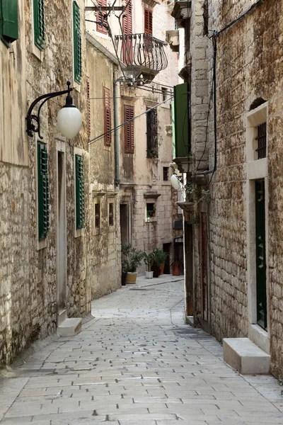 Smalle straat in de oude stad van Zadar, Kroatië — Stockfoto