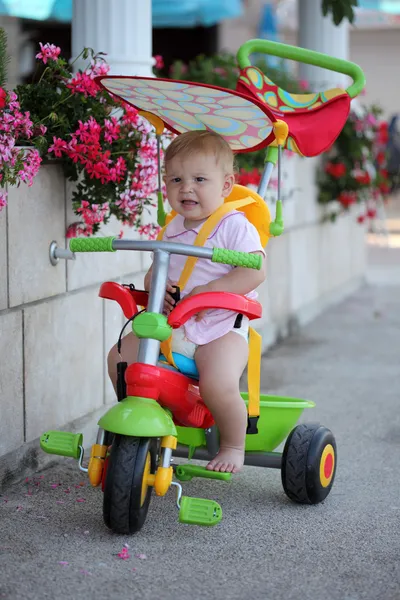 Bonito bebê menina em sua primeira bicicleta — Fotografia de Stock
