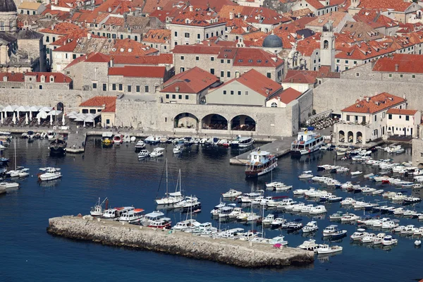 Der alte Hafen der mittelalterlichen Stadt Dubrovnik in Kroatien — Stockfoto