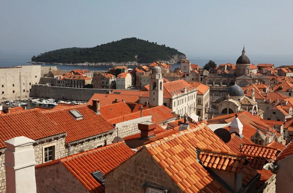 Над крышами средневекового города Дубровник в Хорватии — стоковое фото