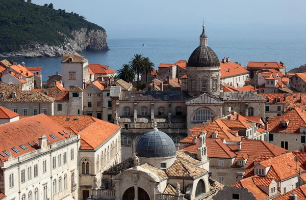 Sui tetti della città medievale Dubrovnik in Croazia — Foto Stock