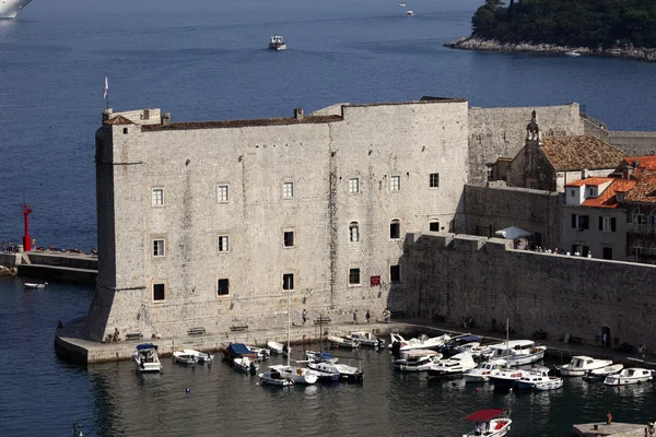 Yachten vor der befestigten mittelalterlichen Stadt Dubrovnik, Kroatien — Stockfoto