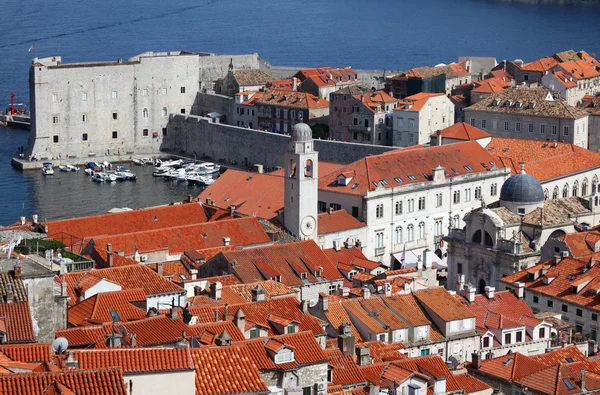 Sobre los tejados de la ciudad medieval de Dubrovnik en Croacia —  Fotos de Stock