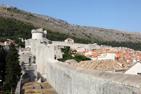 Fortified wall of the old town of Dubrovnik, Croatia — Stock Photo, Image