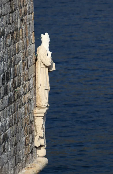 Statua sul muro della città di Dubrovnik, Croazia — Foto Stock