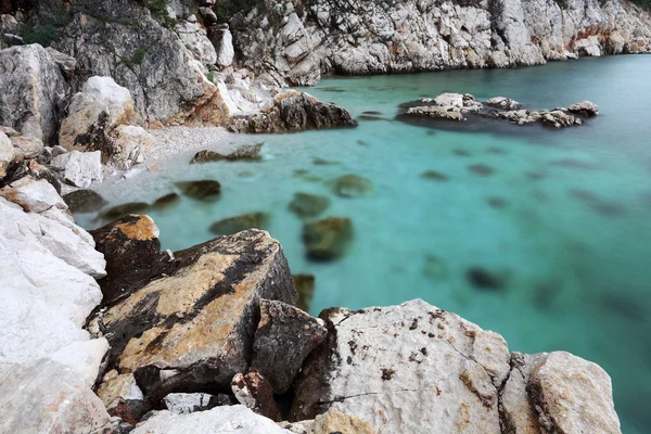 Dlouhý čas expozice skalnaté pobřeží Jaderského moře v Chorvatsku — Stock fotografie