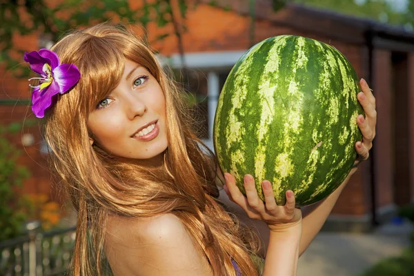 Jonge vrouw met watermeloen Stockfoto