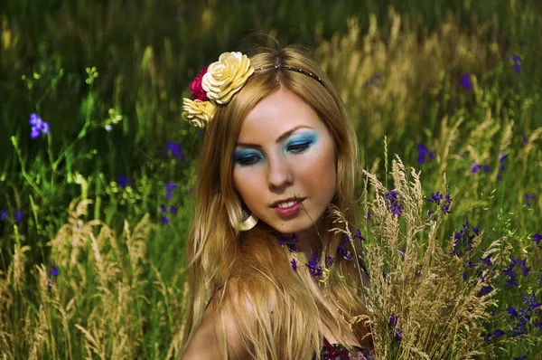 Mujer con flores azules — Foto de Stock