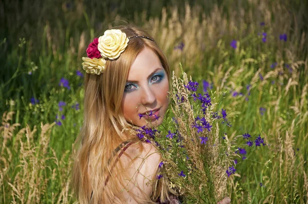 Vrouw met een blauwe bloemen — Stockfoto