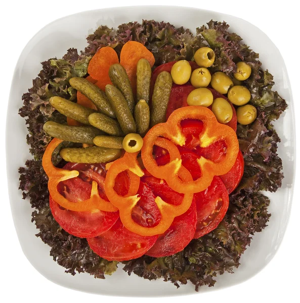 Салат с овощами и свежим салатом — стоковое фото