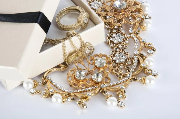 Schatulle mit Schmuck auf weißem Hintergrund. Juwel. Perle. Goldring — Stockfoto