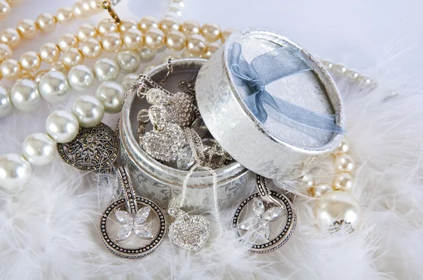 Caixão com pérolas e ornamentos de prata — Fotografia de Stock