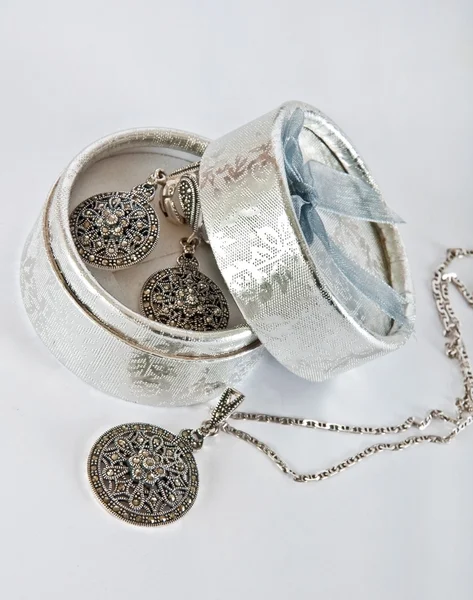 Caixão com colares de prata e brincos — Fotografia de Stock