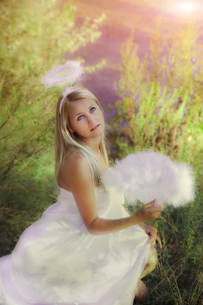 Hermosa chica ángel en el bosque — Foto de Stock