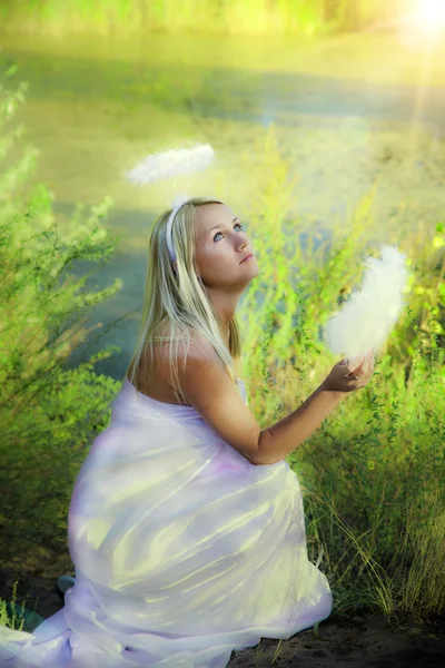 Belle ange fille dans la forêt — Photo