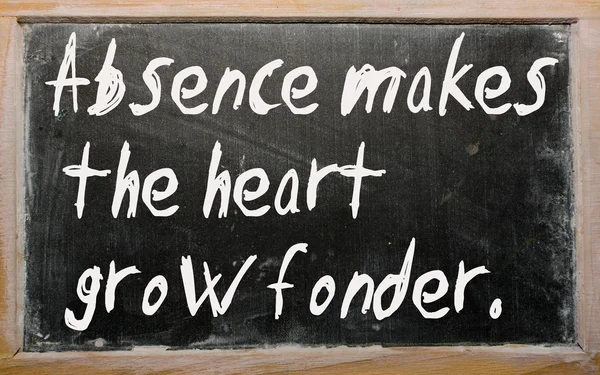 "Ausência faz o coração se tornar mais carinhoso "escrito em um quadro negro — Fotografia de Stock