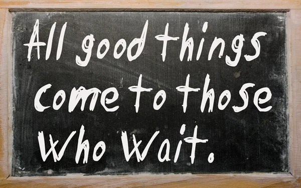 "Alla bra saker kommer till dem som väntar "skrivet på en svart tavla — Stockfoto