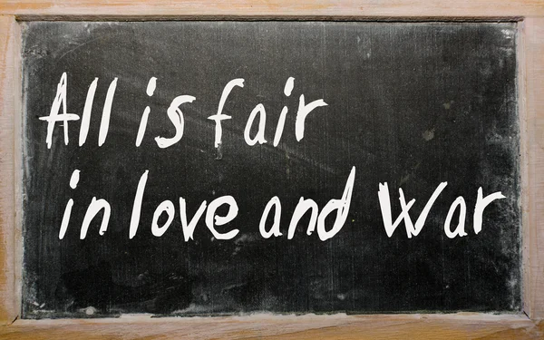 "Wszystko jest sprawiedliwe w miłości i wojny "napisane na tablicy — Zdjęcie stockowe