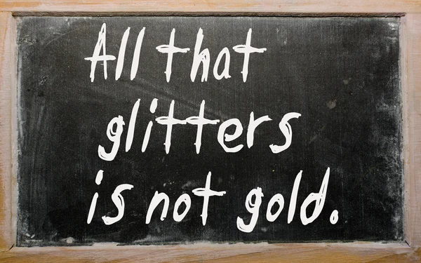 "Alles wat Glitters is niet goud "geschreven op een Blackboard — Stockfoto