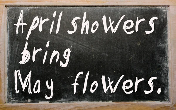 "4月のシャワーは、黒板に書かれた「5月の花をもたらす」 — ストック写真
