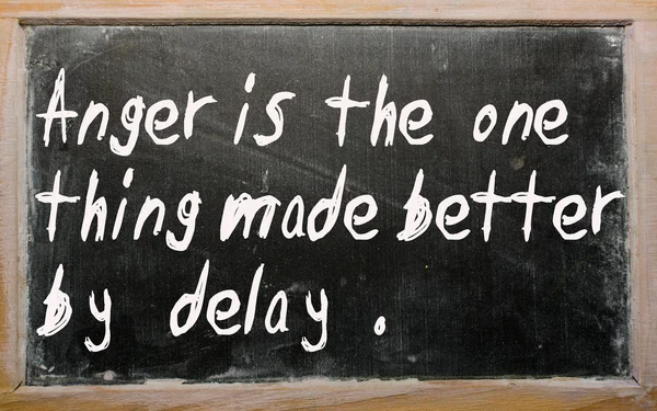 "Woede is het enige dat beter wordt door delay "geschreven op een zwart — Stockfoto