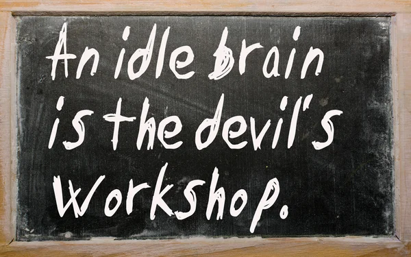 "Ένας αδρανής εγκέφαλος είναι το εργαστήρι του διαβόλου "γραμμένο σε ένα μαύρο — Φωτογραφία Αρχείου