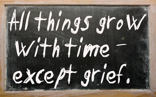 "Όλα τα πράγματα μεγαλώνουν με το χρόνο-εκτός από τη θλίψη "γραμμένο σε ένα blackboa — Φωτογραφία Αρχείου