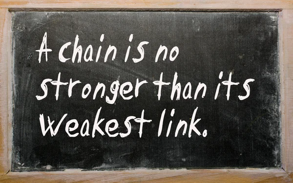 "En kedja är inte starkare än sin svagaste länk "skrivet på en blac — Stockfoto