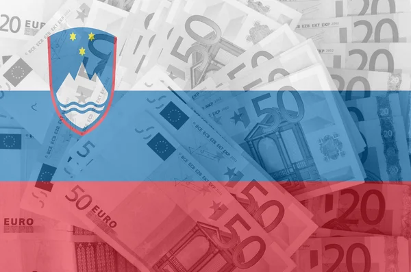 Drapeau de la Slovénie avec billets en euros transparents en arrière-plan — Photo