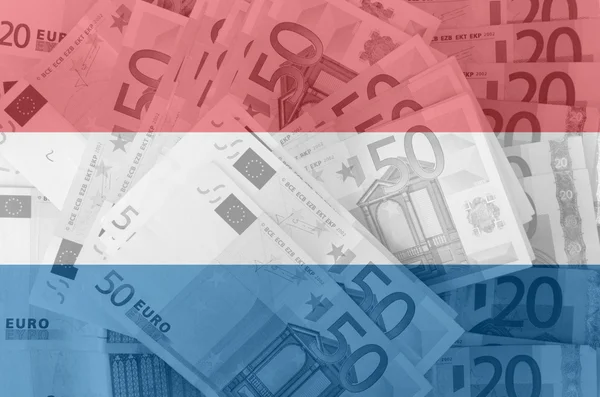 Flagge der Niederlande mit transparenten Euro-Banknoten im Hintergrund — Stockfoto