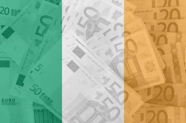 Drapeau de l'Irlande avec billets en euros transparents en arrière-plan — Photo