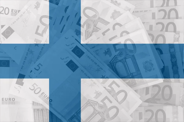 Drapeau de la Finlande avec billets en euros transparents en arrière-plan — Photo