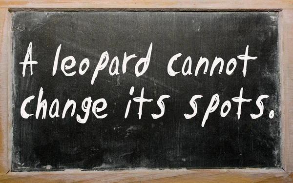 "ein Leopard kann seine Flecken nicht ändern "steht auf einer Tafel geschrieben — Stockfoto