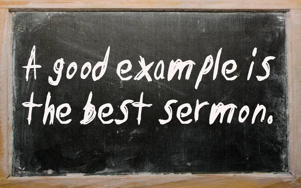 "Dobrym przykładem jest najlepsze kazanie "napisane na tablicy — Zdjęcie stockowe