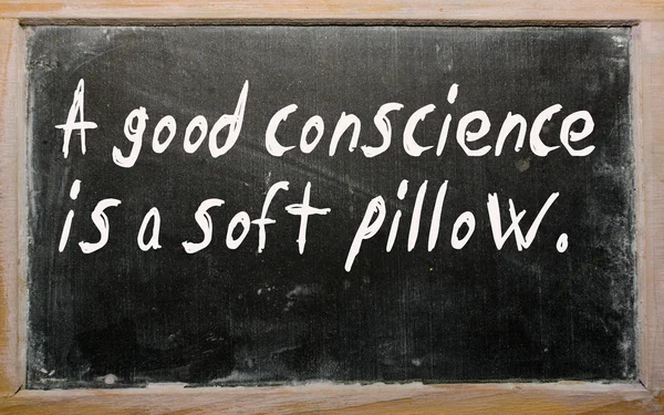 "İyi bir vicdan yumuşak bir yastıktır" yazılı bir tahta — Stok fotoğraf