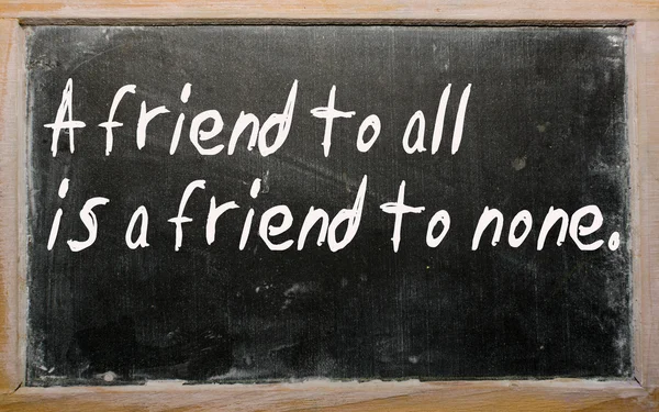 "Herkese dost, hiç kimsenin dostu değildir" yazılı bir tahtaya — Stok fotoğraf