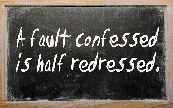 "Een fout die wordt geconfijeld is half redressed "geschreven op een Blackboard — Stockfoto