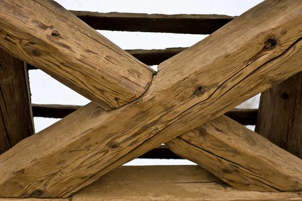 Holzkreuz im alten Dach — Stockfoto