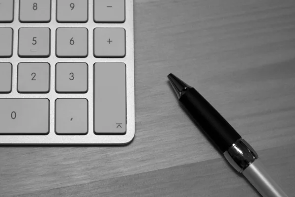 Tastatur und Stift — Stockfoto