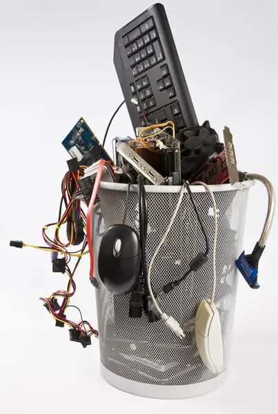 Chatarra electrónica en cubo de basura — Foto de Stock